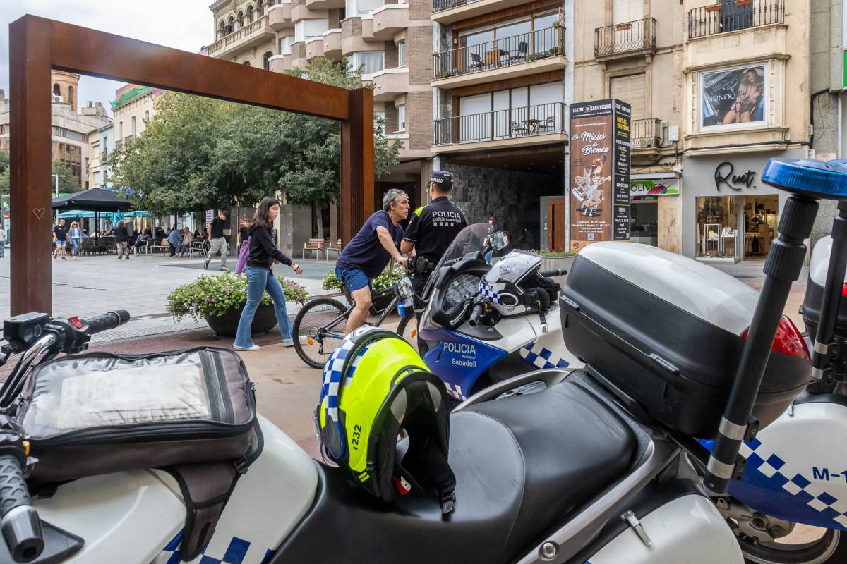 Policia Municipal duent a terme controls policials a patinets elèctrics i bicicletes - Juanma Peláez Policia Municipal duent a terme controls policials a patinets elèctrics i bicicletes