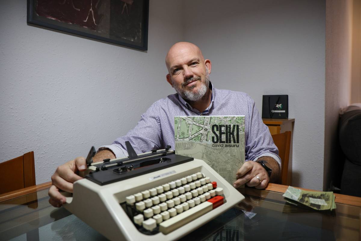 El novel·lista que escriu a mà i redacta els llibres amb una vella màquina Olivetti