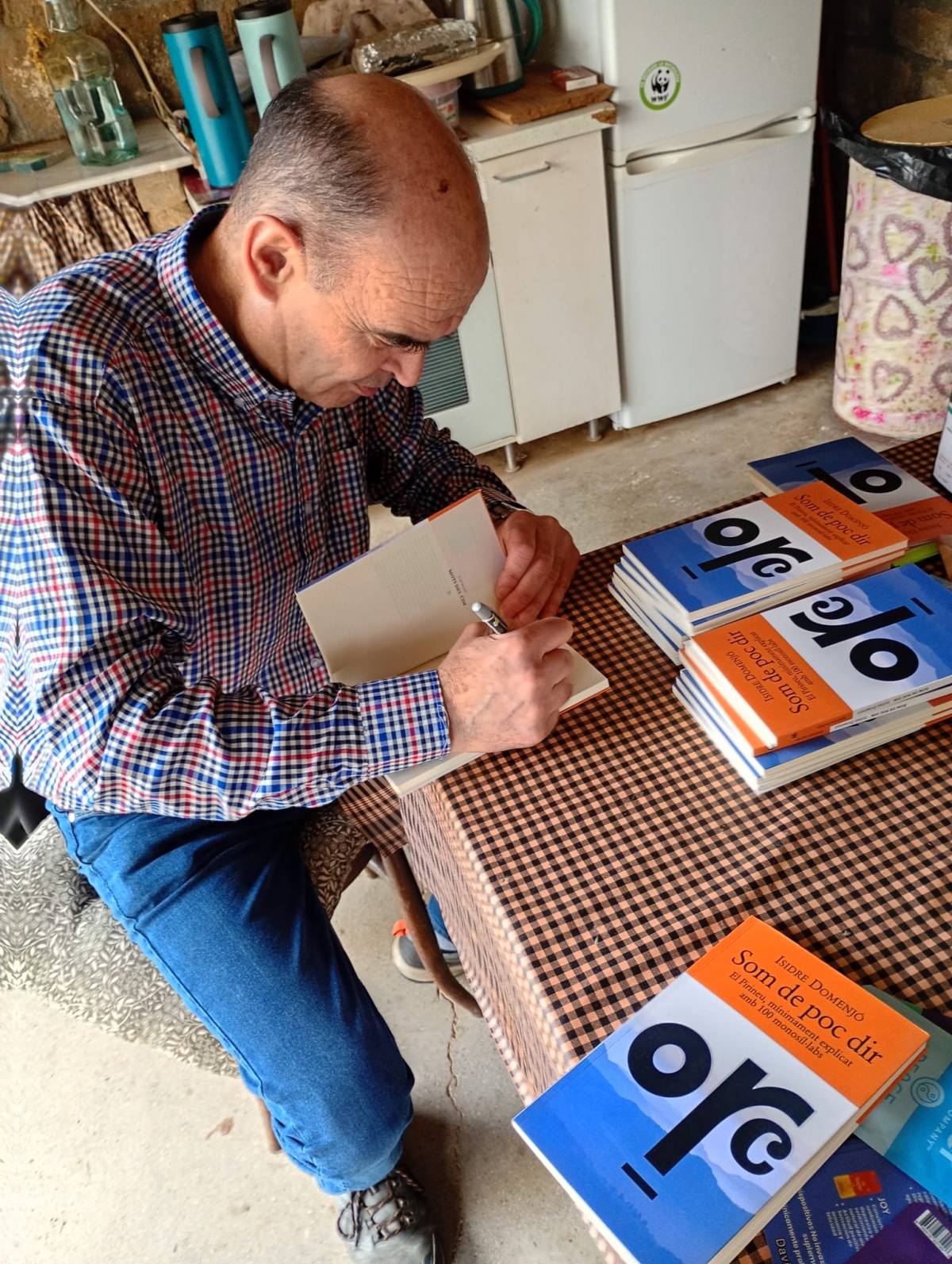 Isidre Domenjó signant llibres  - 