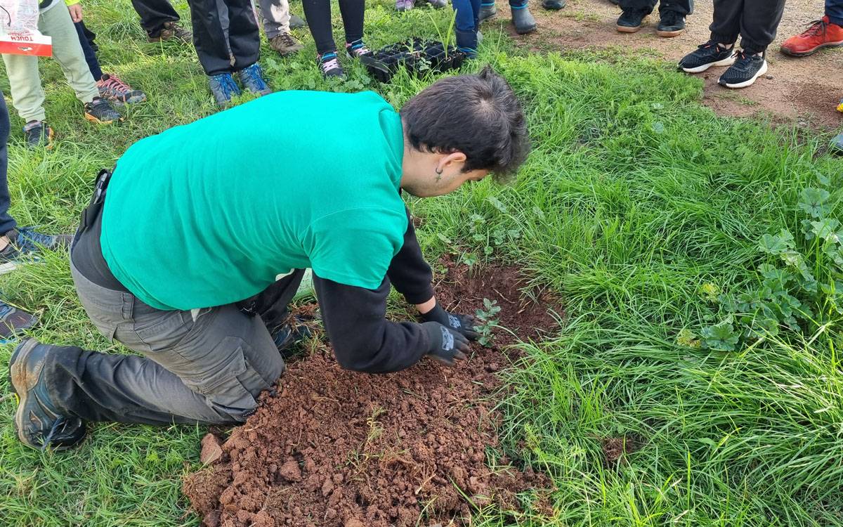 El Bosquet de Sant Joan de Vilatorrada creix amb una nova plantada d'arbres autòctons