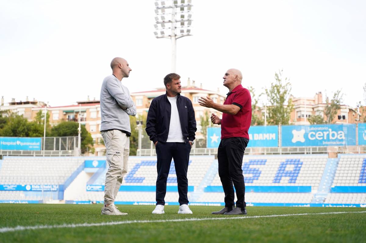 Albert Perea, team manager del Centre d`Esports, amb Costa i Sampedro, durant la trobada