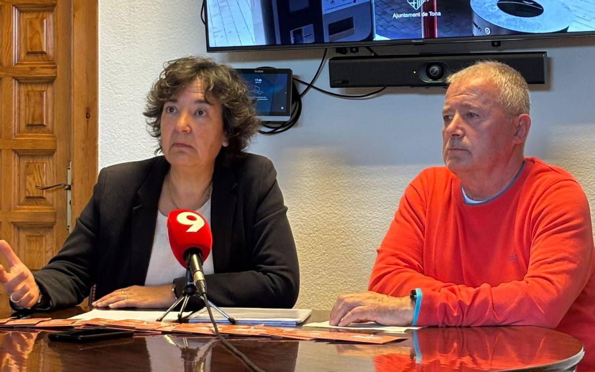 Judit Sardà i Lluís Ges presenten el nou model de zona blava de Tona. - Aj. Tona Judit Sardà i Lluís Ges presenten el nou model de zona blava de Tona.