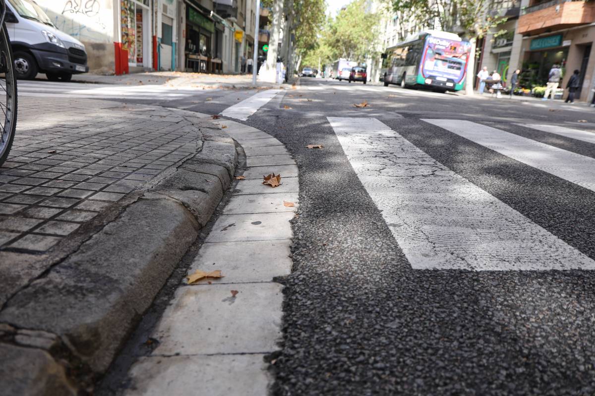 Una de les voreres que no està rebaixada a l’avinguda de Barberà - Víctor Castillo Una de les voreres que no està rebaixada a l’avinguda de Barberà