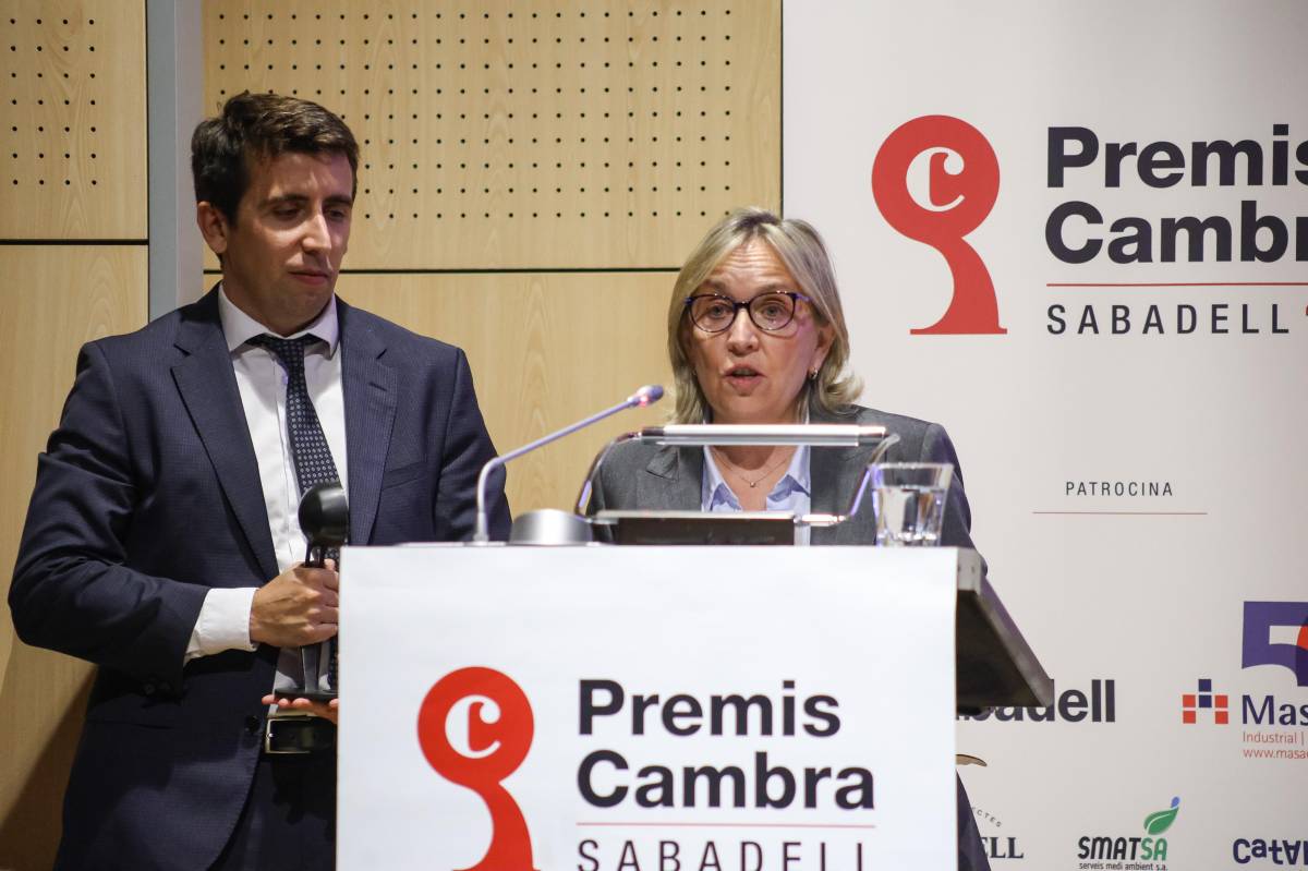 Sofia Gabarró i Ramon Gabarró, filla i net de Ramon Gabarró i Badia, van recollir el seu reconeixement a títol pòstum - Víctor Castillo Sofia Gabarró i Ramon Gabarró, filla i net de Ramon Gabarró i Badia, van recollir el seu reconeixement a títol pòstum