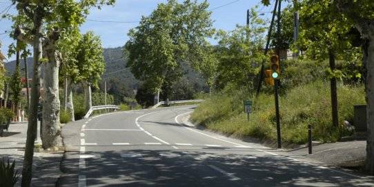 VÍDEO | Graven un motorista fent avançaments pel carril contrari a la carretera de Terrassa