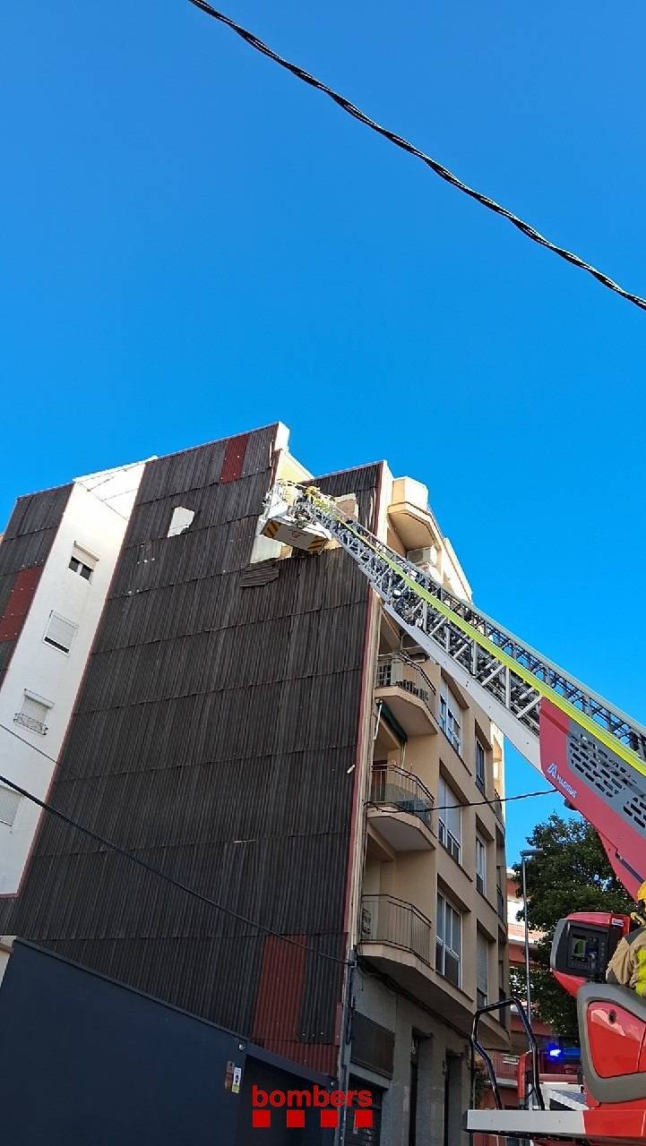 Ensurt pel despreniment d'una placa d'uralita pel fort vent en un edifici de Castellar