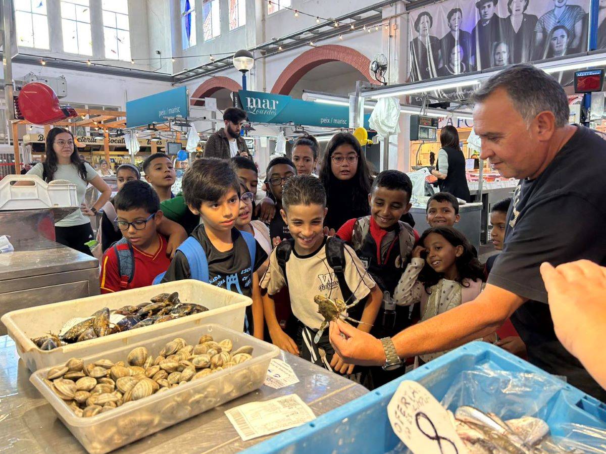 Els escolars d'Amposta entren al mercat per aprendre a alimentar-se