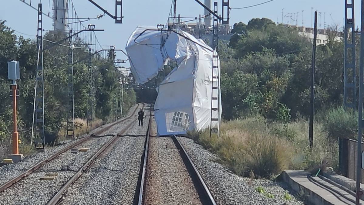 Tallada l'R1 entre l’Hospitalet de Llobregat i Badalona per la presència d'una lona a la zona de vies