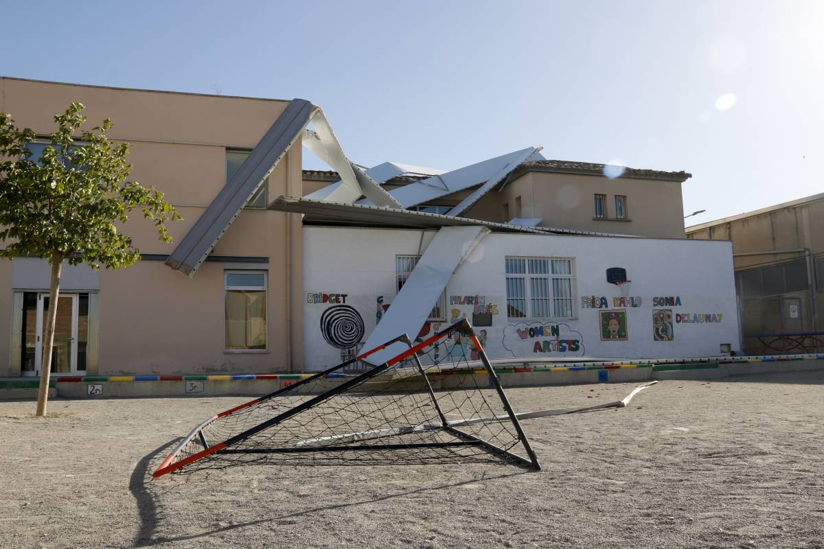 Tragèdia evitada per minuts: la ventada fa volar el sostre del pavelló d’Anglesola i impacta contra l’escola