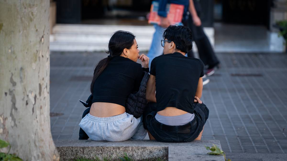 Uns joves conversen al centre de Barcelona - Otger Esteve Uns joves conversen al centre de Barcelona