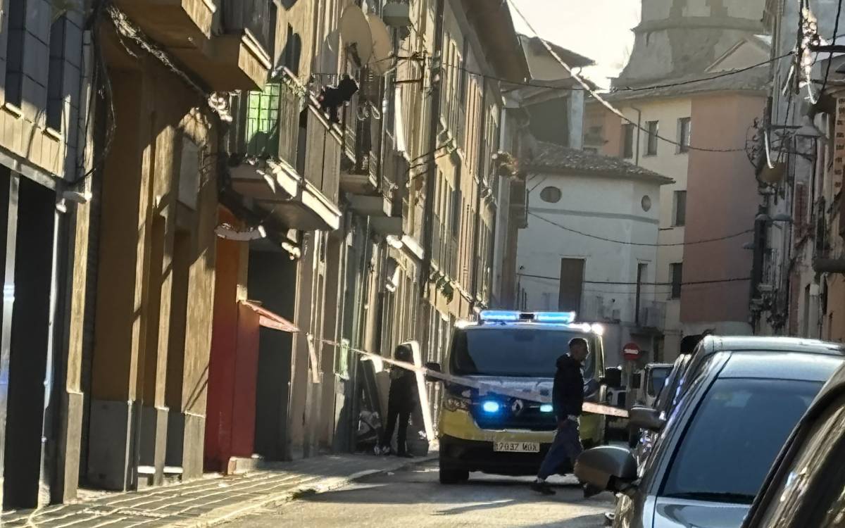 Desallotgen un dels blocs ocupats de Torelló