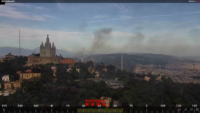 Deu dotacions dels Bombers, tres aèries, treballen en un foc a Montcada i Reixac