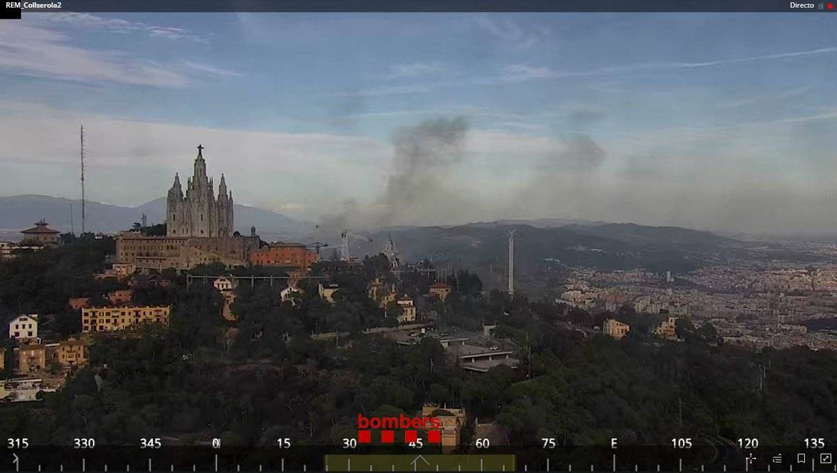 Deu dotacions dels Bombers, tres aèries, treballen en un foc a Montcada i Reixac