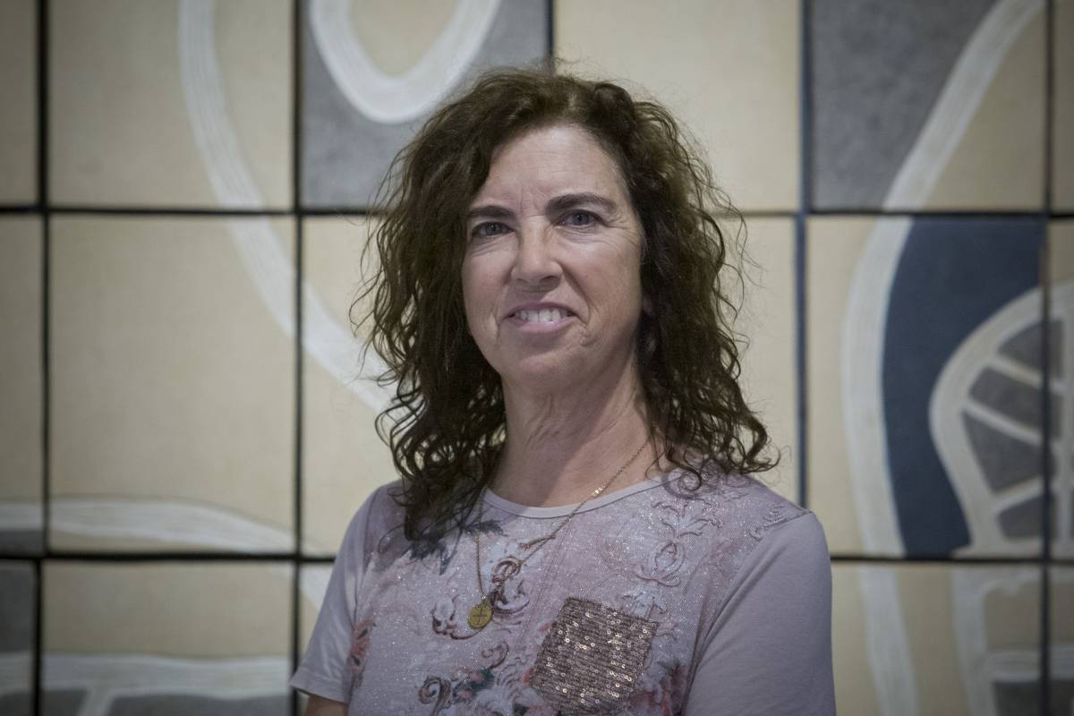 L`escultora, davant del mural - Nebridi Aróztegui L`escultora, davant del mural