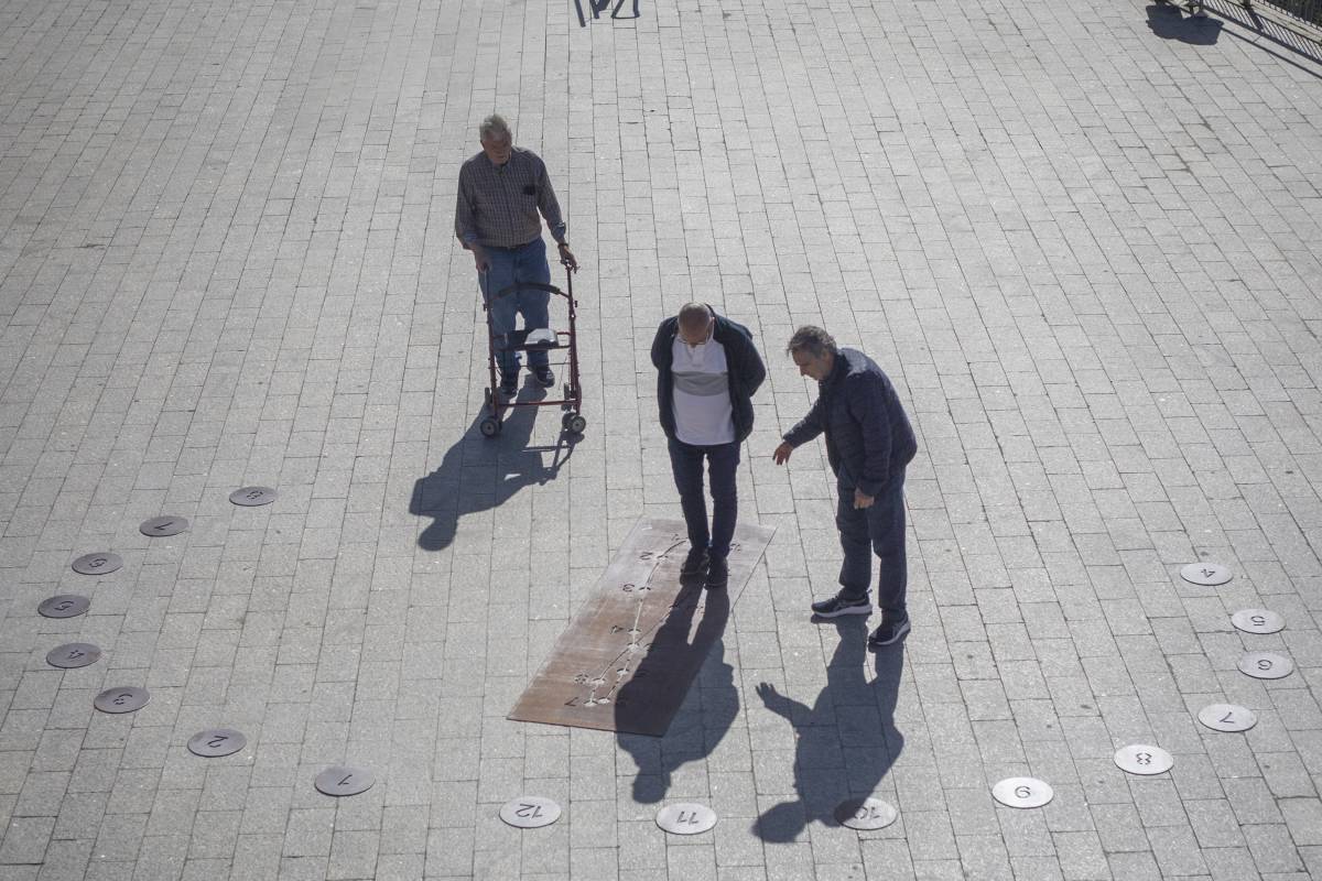 Terrassa estrena un rellotge analemàtic: "Tu ets l'agulla i la teva ombra diu l'hora"