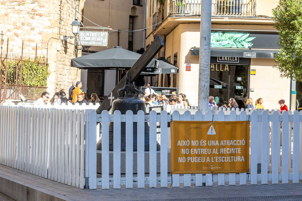 La Gran campana d`Antoni Tàpies, darrere una tanca de protecció que li treu visibilitat - Juanma Peláez La Gran campana d`Antoni Tàpies, darrere una tanca de protecció que li treu visibilitat