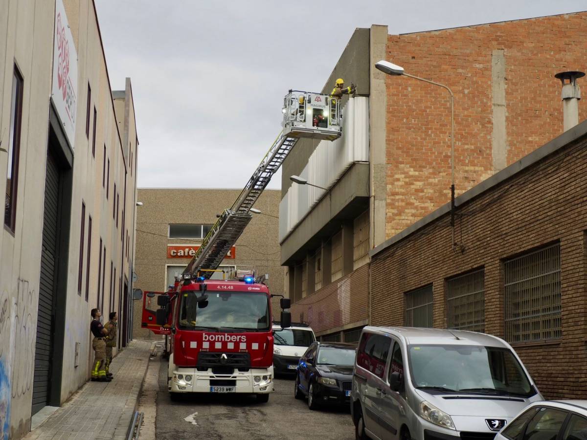 Es desprèn un tros de façana d'un edifici del barri d'Hostafrancs