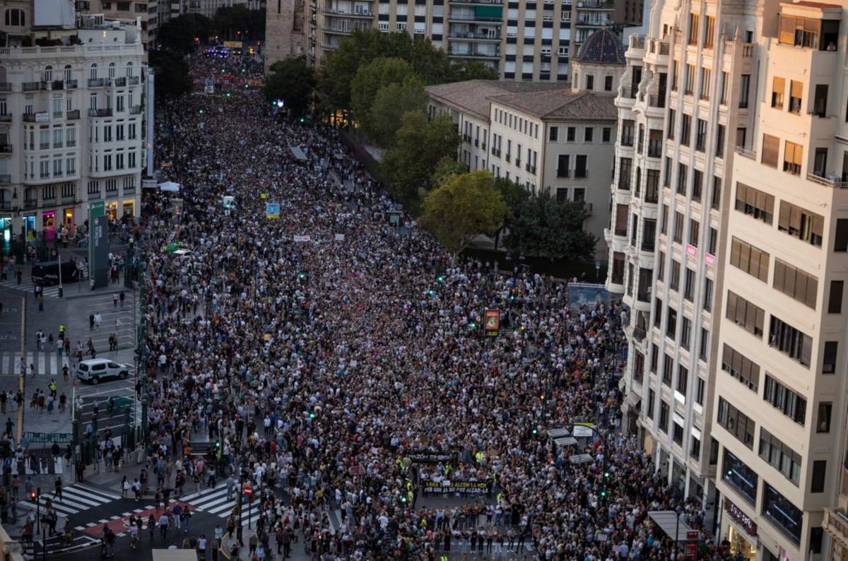 Una manifestació a València exigeix la dimissió de Mazón un any després de la dana