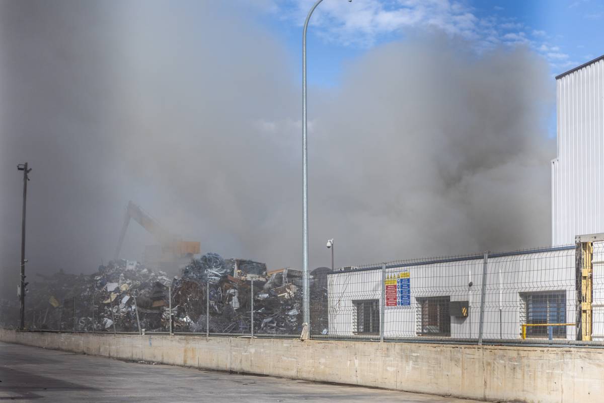 Fum de l`incendi a Can Roqueta - JUANMA PELÁEZ Fum de l`incendi a Can Roqueta