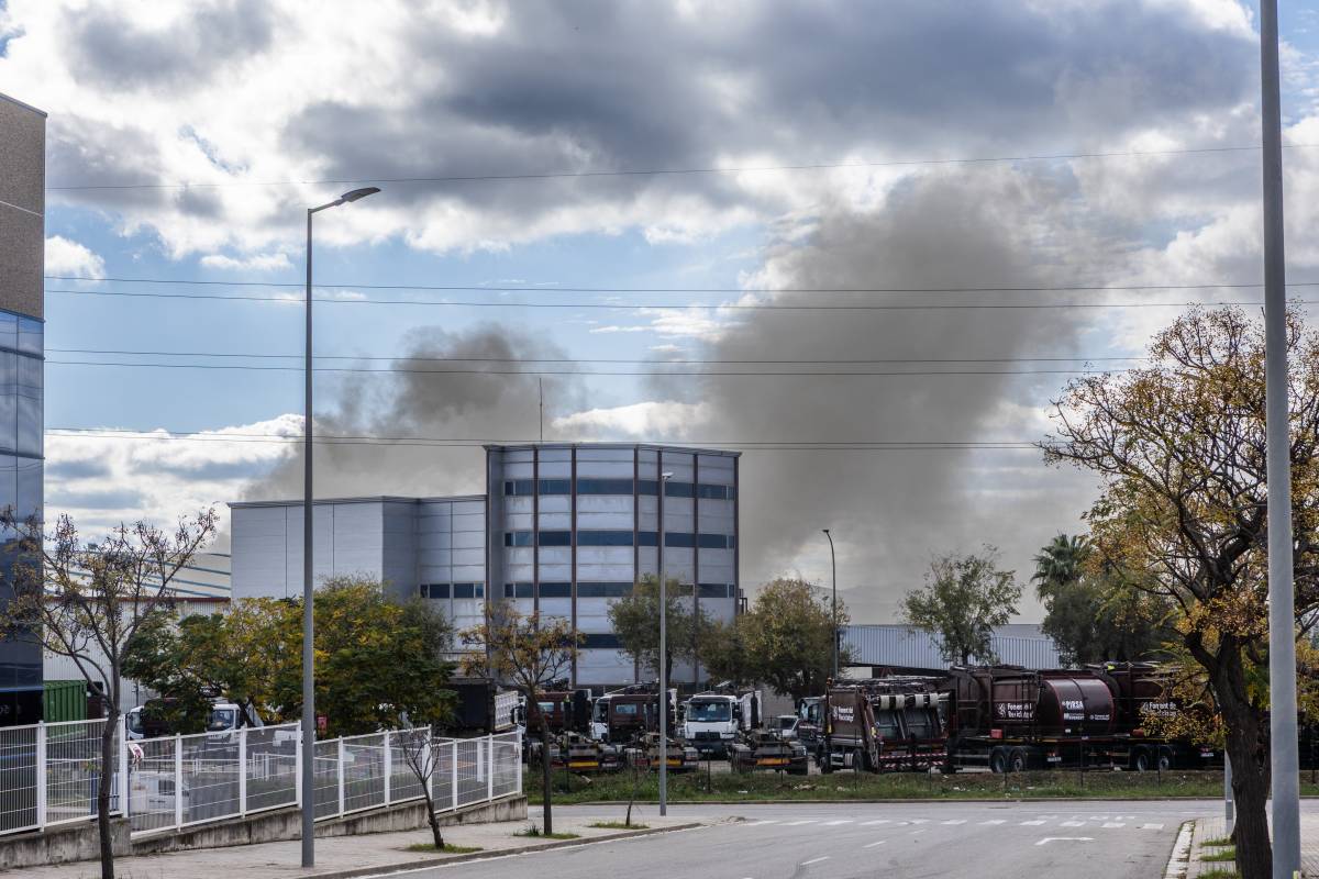 Fum de l`incendi a Can Roqueta - JUANMA PELÁEZ Fum de l`incendi a Can Roqueta