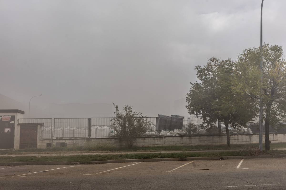 Fum de l`incendi a Can Roqueta - JUANMA PELÁEZ Fum de l`incendi a Can Roqueta