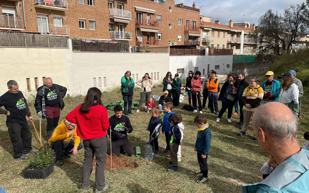 Una trentena de voluntaris han ampliat el Bosquet de Sant Joan amb 58 nous plançons