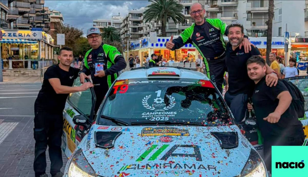 Pilot i copilot celebrant amb l`equip el final de la cursa i del campionat  - PAST Trophy Rally 3 Iberia Pilot i copilot celebrant amb l`equip el final de la cursa i del campionat