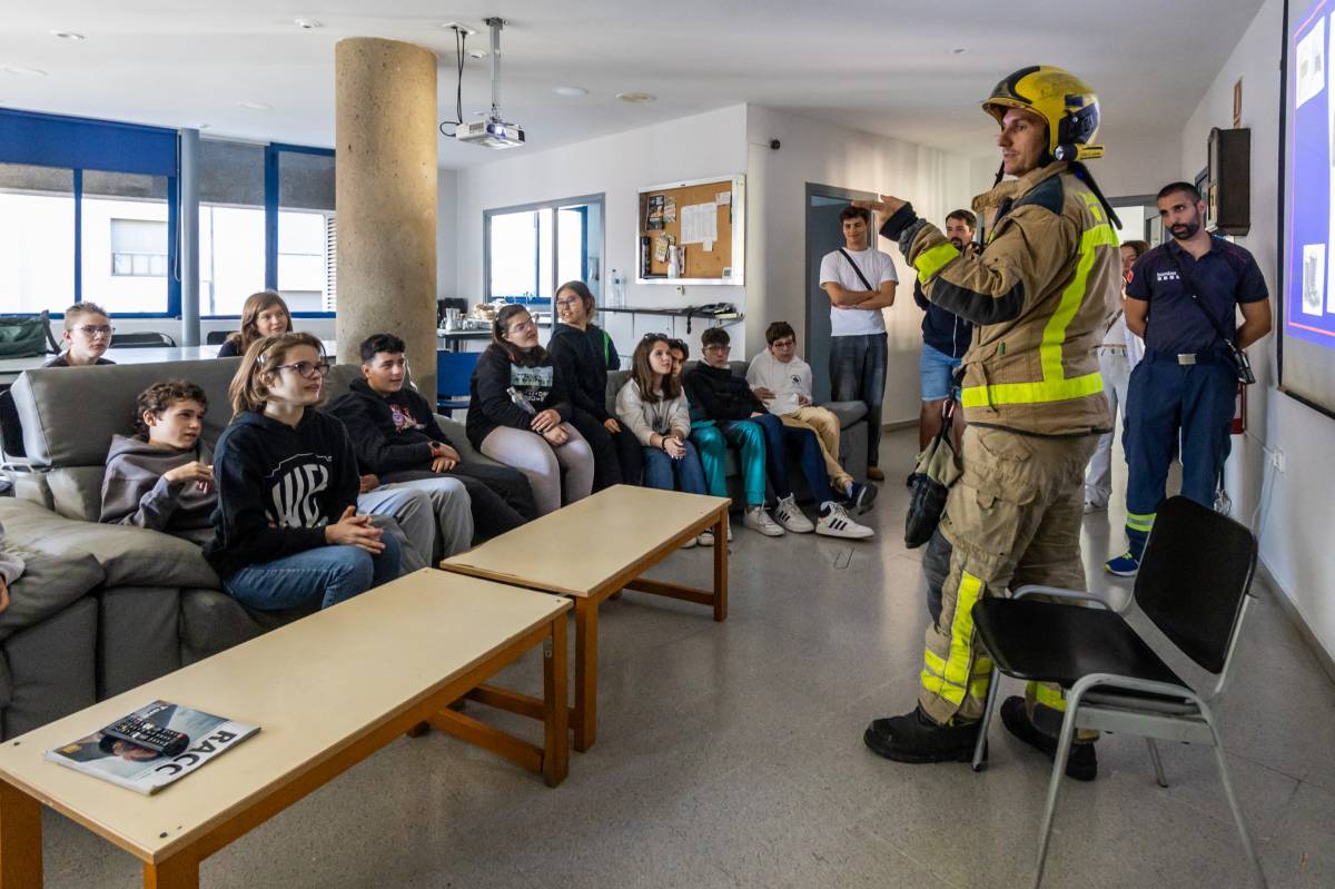 Els alumnes de l`escola Xalest a la part pràctica de la visita - Juanma Peláez Els alumnes de l`escola Xalest a la part pràctica de la visita