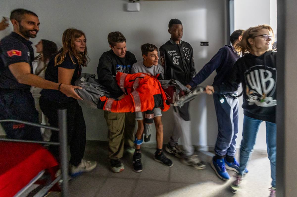 Els alumnes de l`escola Xalest fent el simulacre de rescat - Juanma Peláez Els alumnes de l`escola Xalest fent el simulacre de rescat