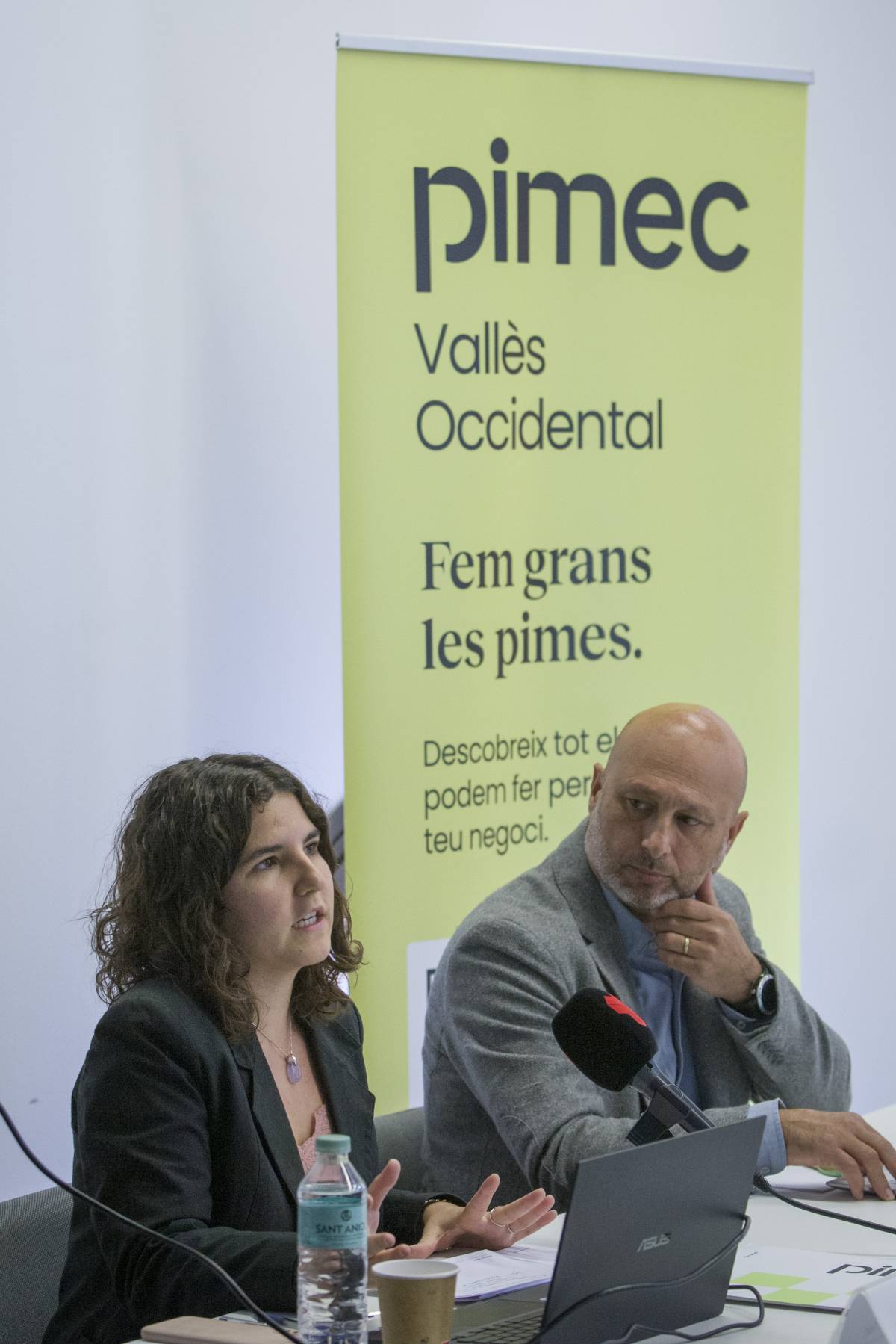 Aroa Tort i Xavier Pujol en la presentació a Terrassa de l`estudi “La pime al Vallès Occidental” - Nebridi Aróztegui Aroa Tort i Xavier Pujol en la presentació a Terrassa de l`estudi “La pime al Vallès Occidental”