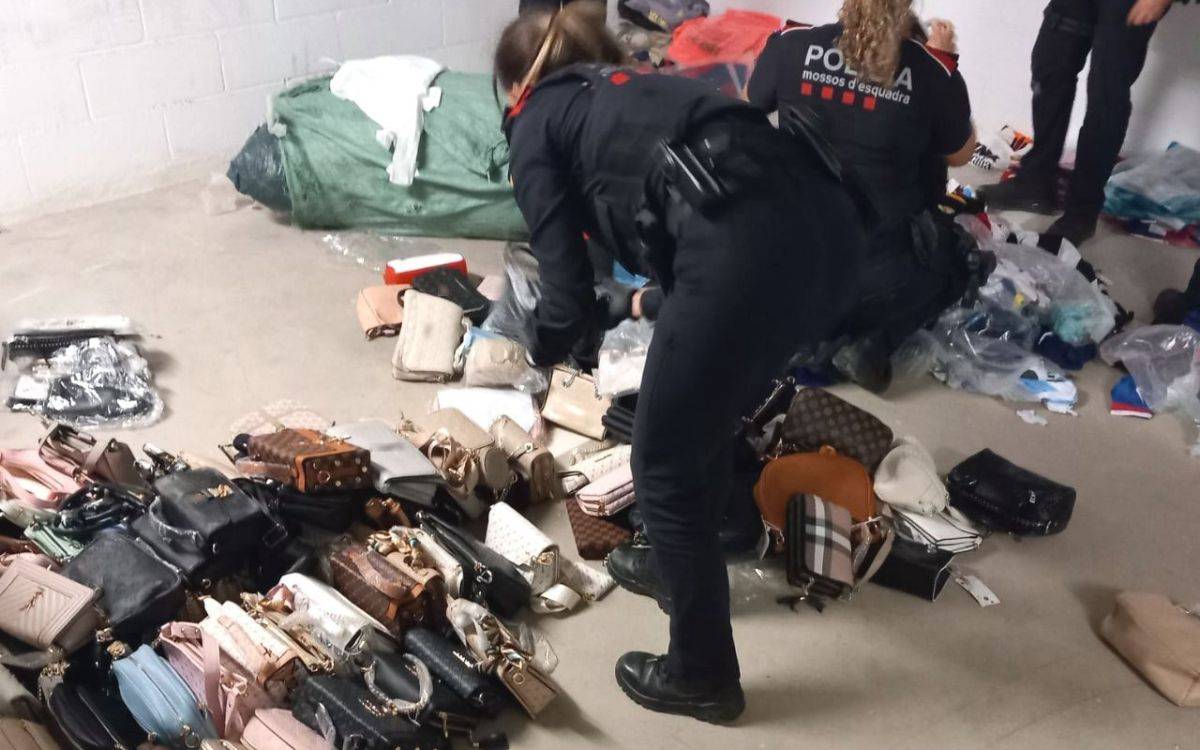Intervenen prop de 6.500 productes falsificats en un operatiu contra el top manta a Salou i Cambrils