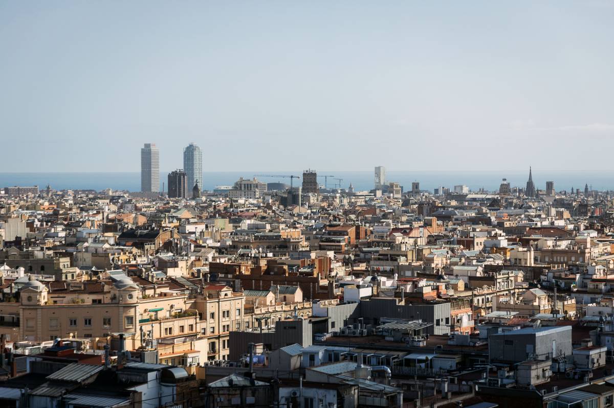 BComú exigeix a Collboni que prohibeixi ja les compres d'habitatge especulatives si vol pressupostos