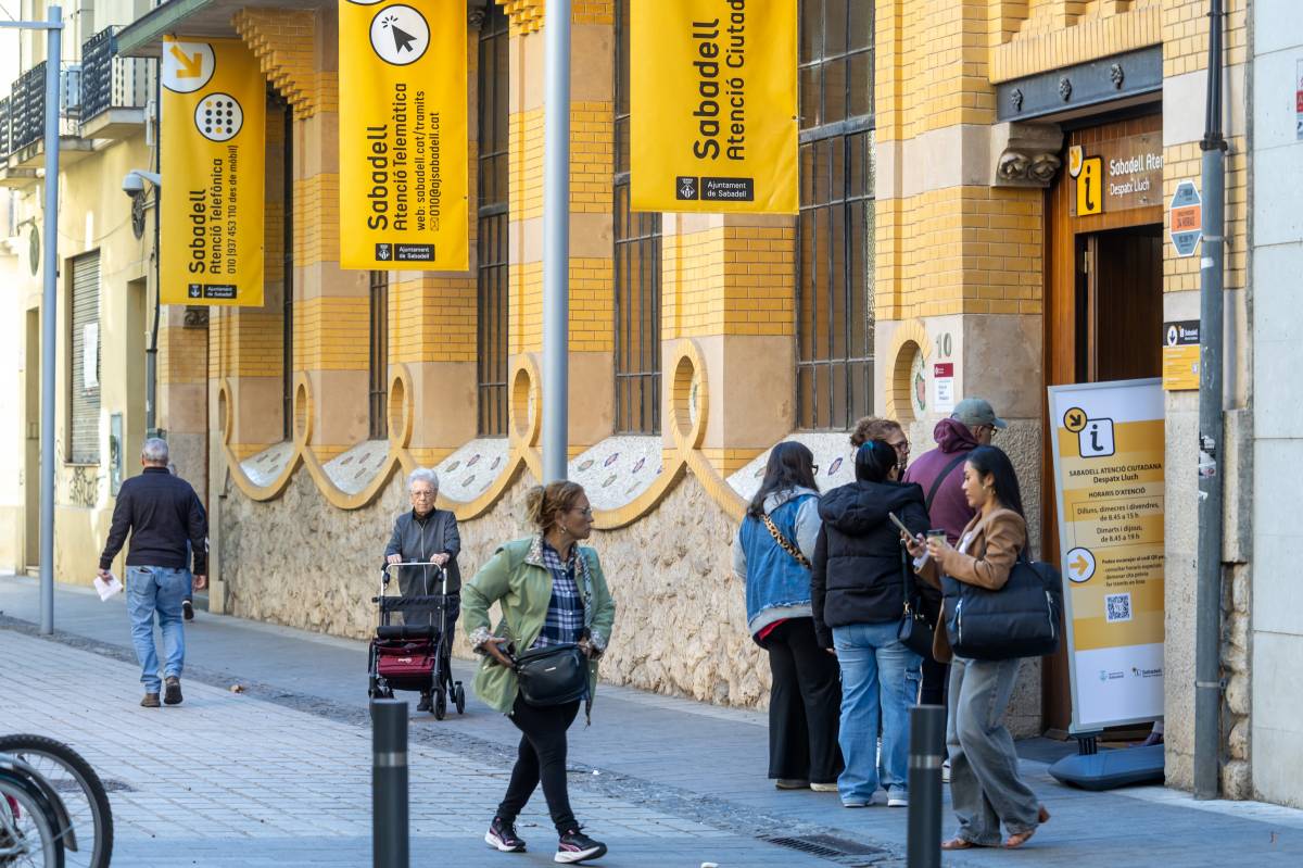 Cua a l`OAC de Sabadell (Centre) - Juanma Peláez Cua a l`OAC de Sabadell (Centre)