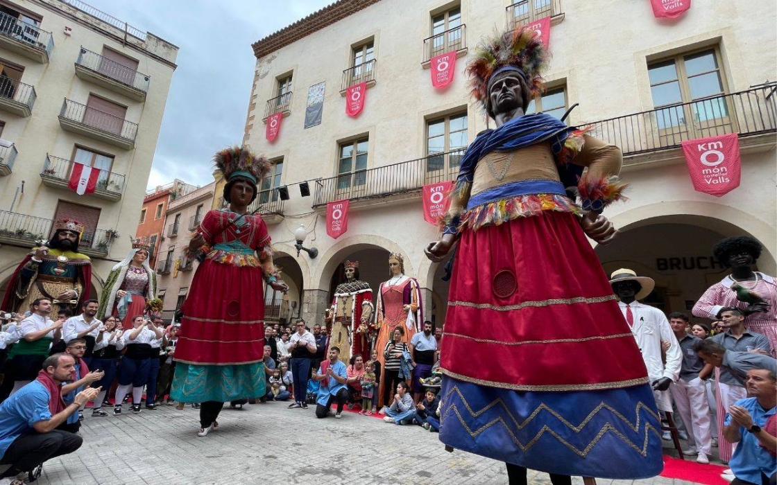 El Gegant Indi surt de Reus per primera vegada un any després de l'accident