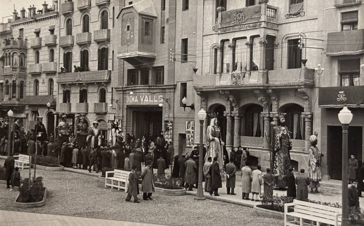 Una fotografia dels Gegants de Valls, els de Reus i els de Montblanc, durant les Festes Decennals de Valls de 1951