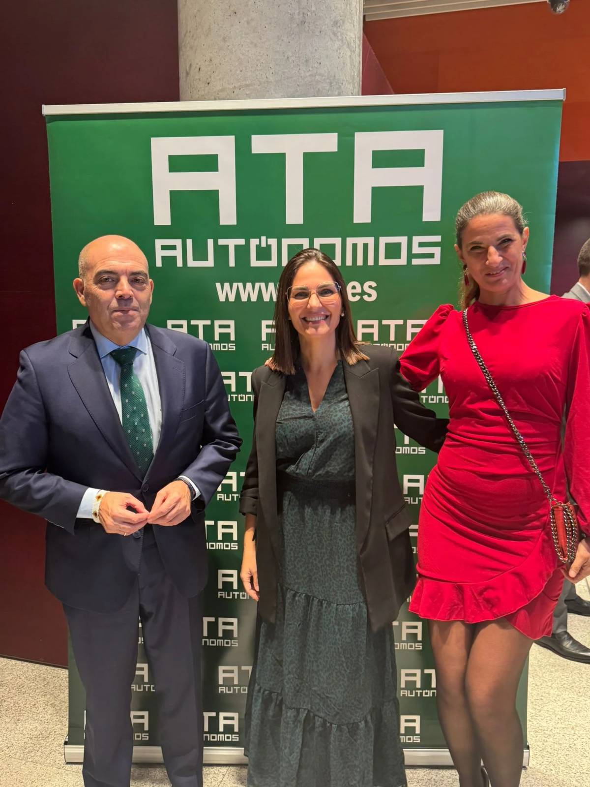 Marta Sánchez Ugart, presidenta de l’Autcat, amb Lorenzo Amor, president d’ATA, i Celia Ferrero, vicepresidenta. - Cecot