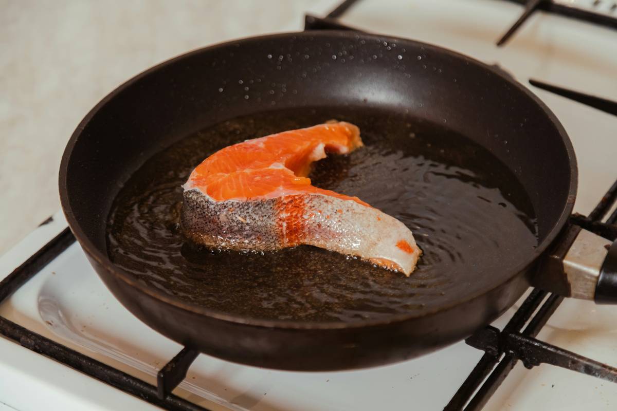 El truc desconegut per fer desaparèixer l'olor de peix de la cuina
