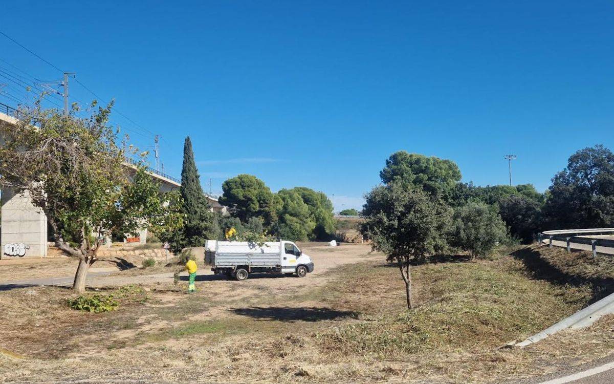 Cambrils intensifica la neteja de l’entorn del cementiri abans de Tots Sants