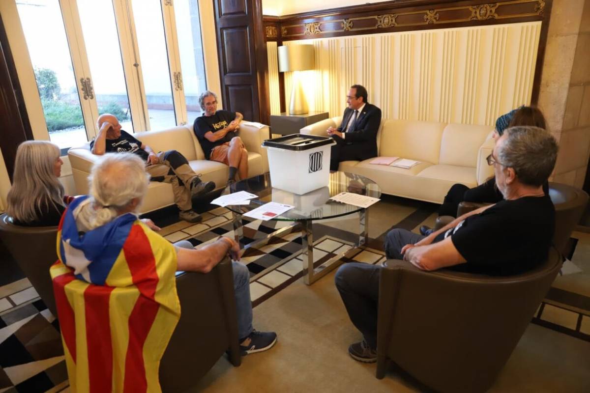Els caminants de la Columna del 27 entreguen a Rull una llista de greuges dels partits independentistes