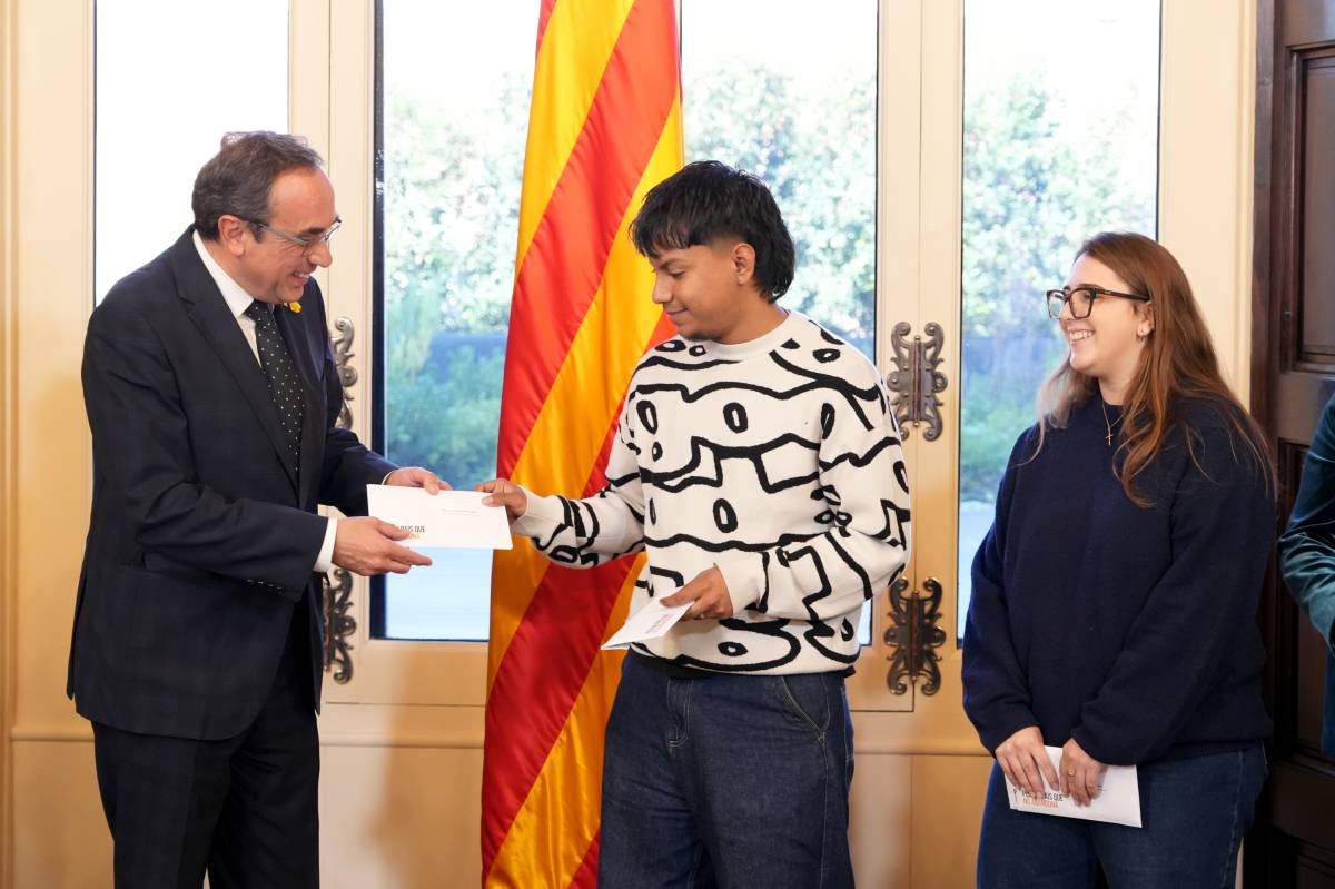 Un centenar de joves entreguen cartes al Parlament per reclamar mesures contra l'abandonament escolar
