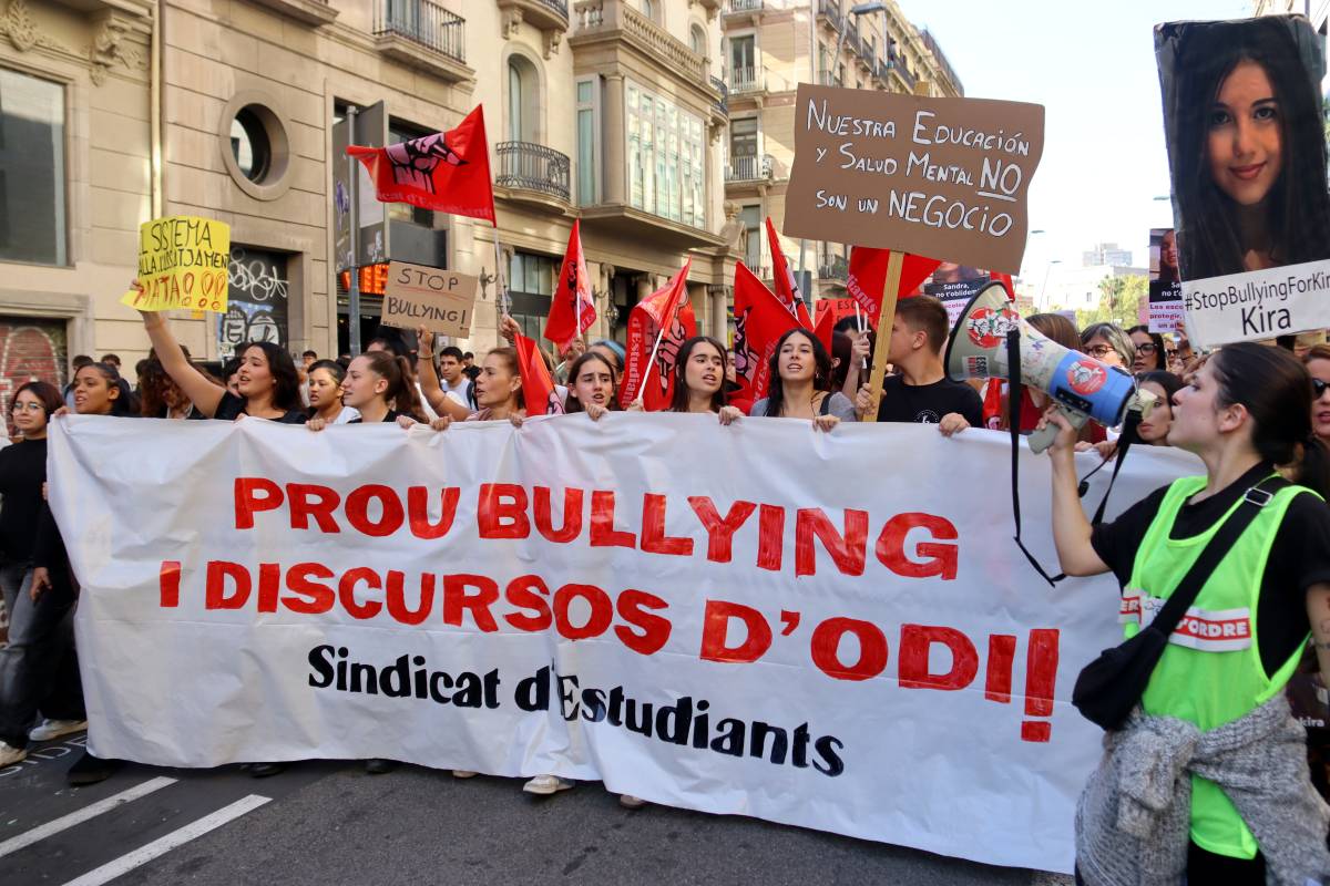 Uns 3.000 estudiants es manifesten a Barcelona contra l'assetjament escolar