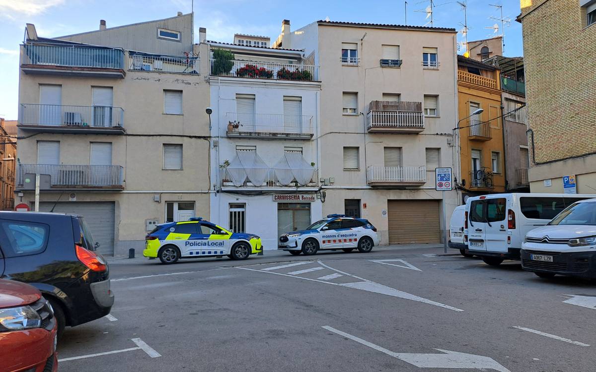 El subjecten entre dos mentre una tercera li roba la cartera i la ronyonera a Manresa