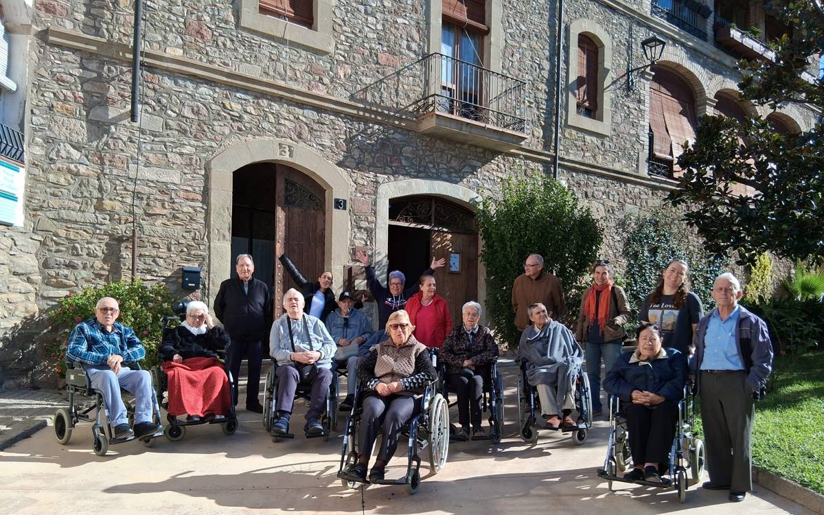 Els usuaris de la residència de Sant Fruitós visiten el Museu de la Vinya i el Vi