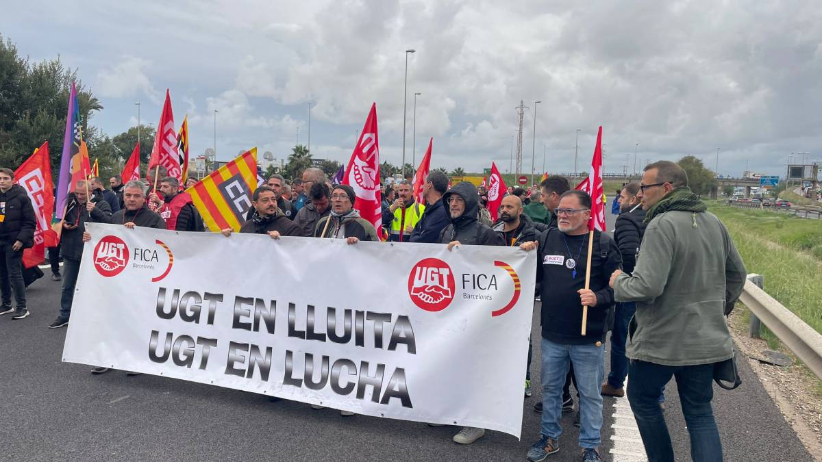 Els treballadors del metall col·lapsen les entrades de Barcelona el primer dia de vaga