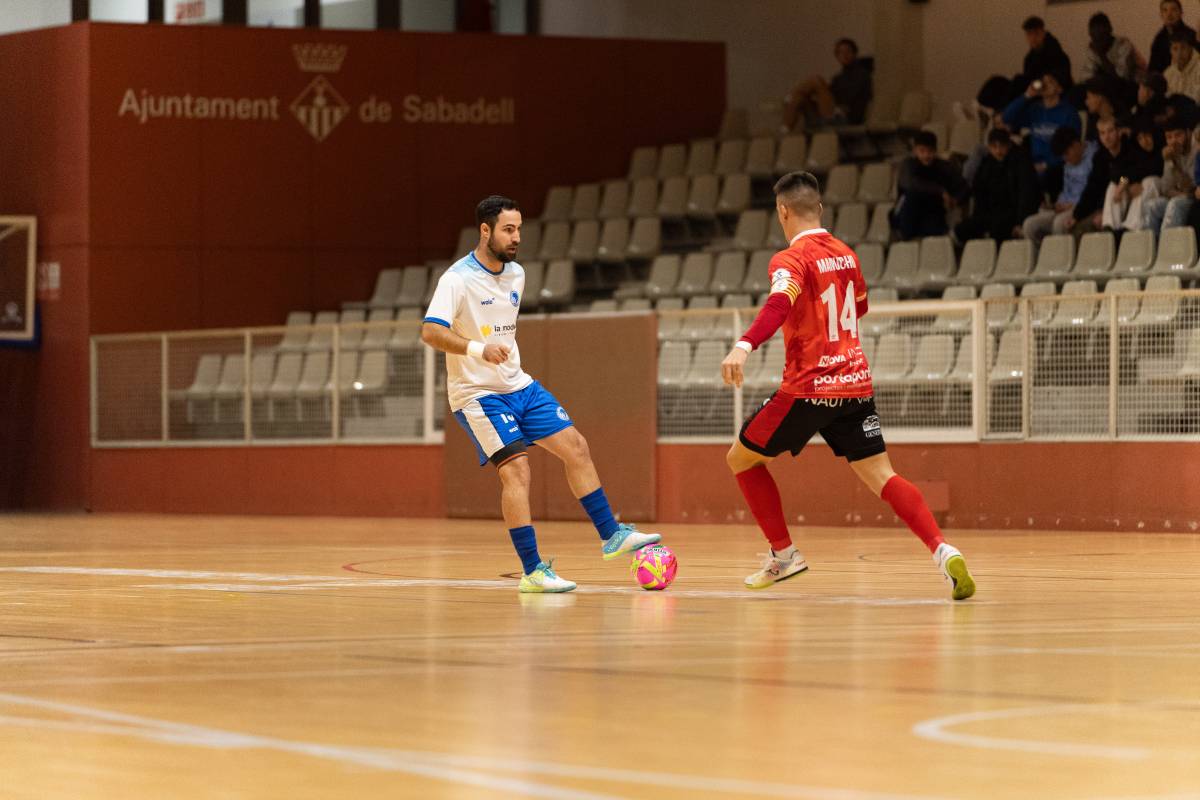 Llamas, en una acció del partit - David Chao Llamas, en una acció del partit