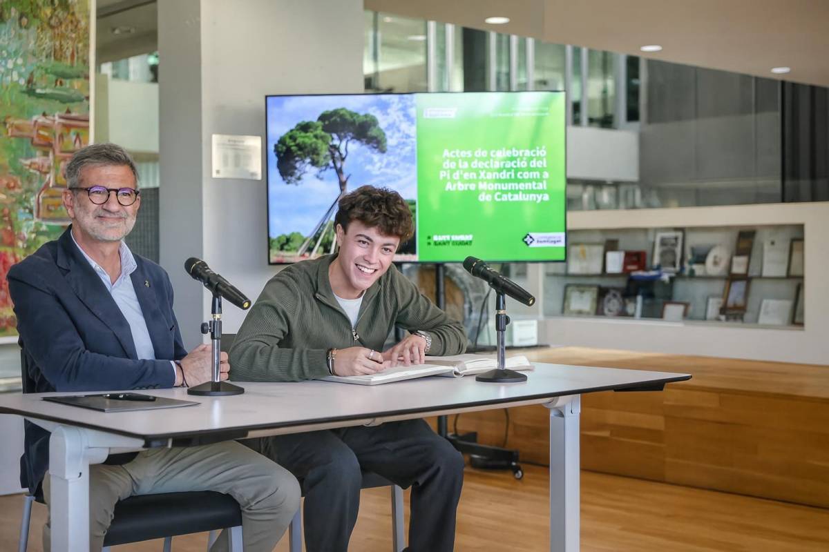 El jove Xandri Sitjà, al costat de Josep Maria Vallès, firmant el llibre d`honor de la ciutat - Cedida El jove Xandri Sitjà, al costat de Josep Maria Vallès, firmant el llibre d`honor de la ciutat