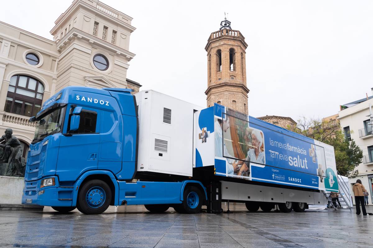 El camió aparcat a la plaça del Doctor Robert - David Chao