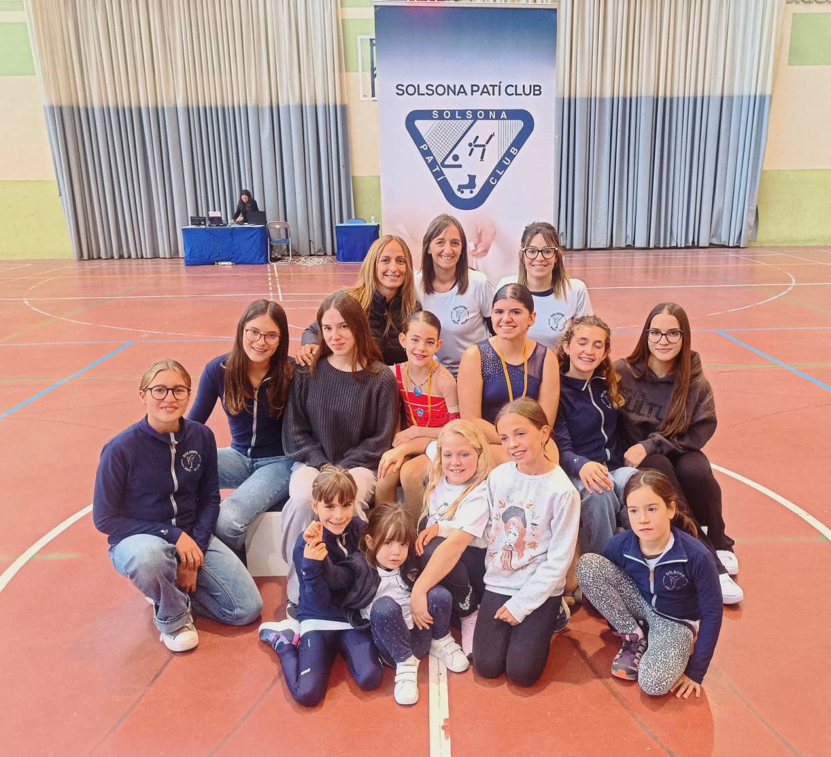 Un grupet de patinadors amb les patinadores del SPC de la competició  - Solsona Patí Club  Un grupet de patinadors amb les patinadores del SPC de la competició