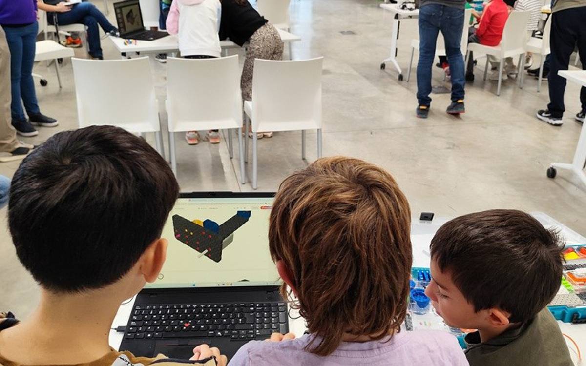Èxit del taller infantil Bits i Blocs a la UPC Manresa per explorar Mart amb robots