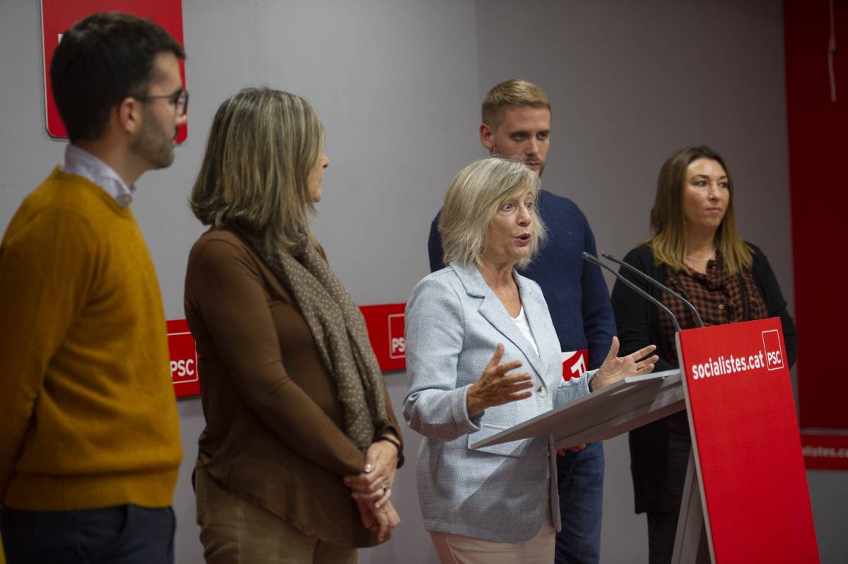 La portaveu socialista, Eva Candela, explicant les mesures acordades en matèria d`habitatge - Alberto Tallón La portaveu socialista, Eva Candela, explicant les mesures acordades en matèria d`habitatge